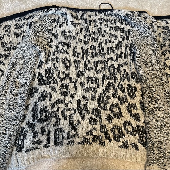 Bardot - Waterfall style animal print fuzzy sweater - Picture 6 of 11